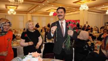 Muhammed Hoca AK Kadınlara karanfil dağıttı